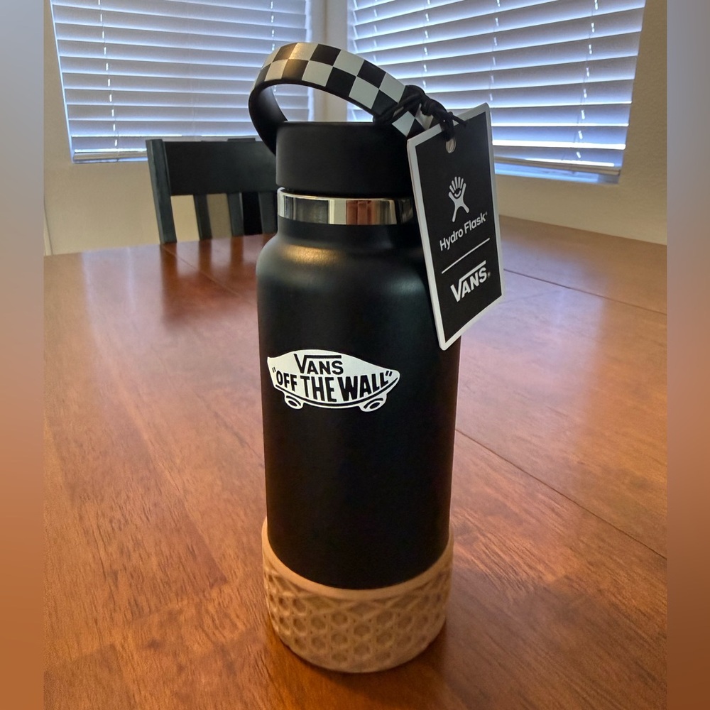 Vans Hydroflask 32 oz NIB w/boot. Hydro flask.